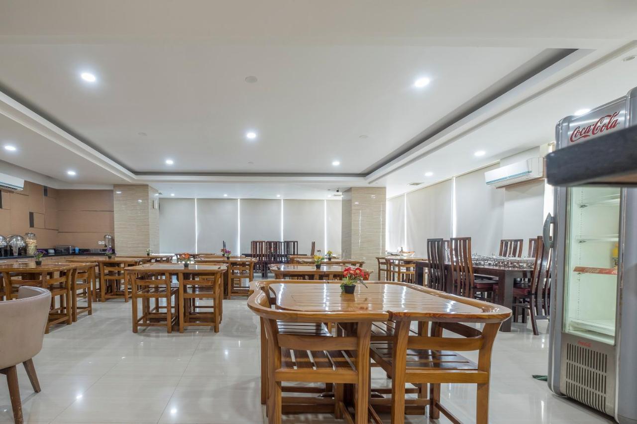 Oyo 1114 Hotel Denpasar Makassar Macáçar Exterior foto