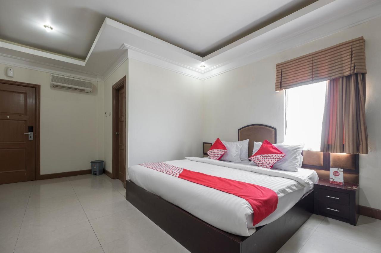 Oyo 1114 Hotel Denpasar Makassar Macáçar Exterior foto