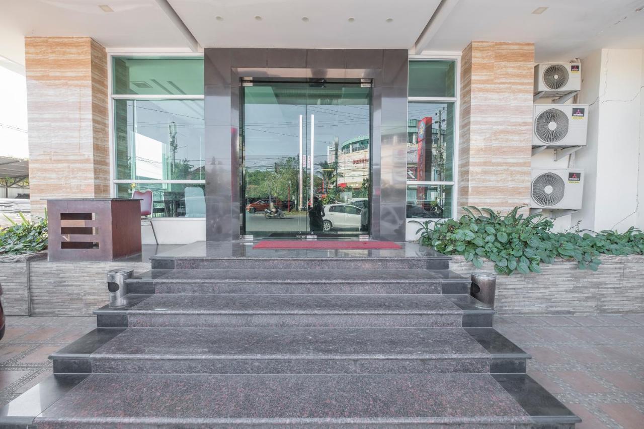 Oyo 1114 Hotel Denpasar Makassar Macáçar Exterior foto